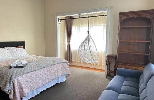 Parnell House | Parnell City Haven Same Price for 1 to 6 Guests Villa with Full Kitchen