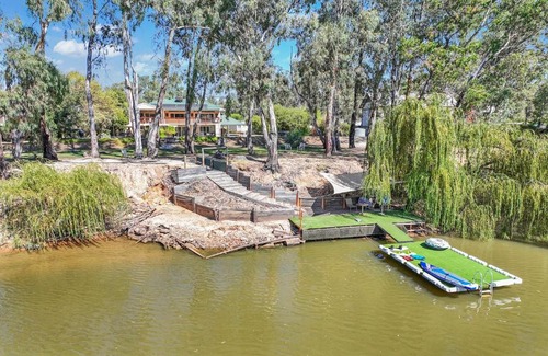 Wharparilla House | Paro's Landing - Riverfront Holiday Home Echuca
