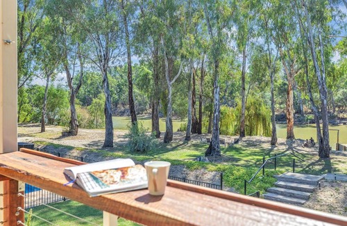 Wharparilla House | Paro's Landing - Riverfront Holiday Home Echuca