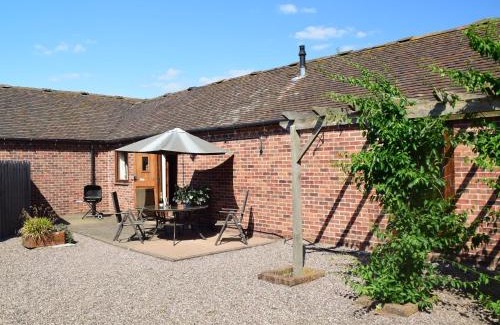 Eaton Mascott House | Discover Parrs Meadow Cottage: Child-Friendly Getaway