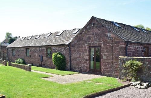 Eaton Mascott House | Discover Parrs Meadow Cottage: Child-Friendly Getaway