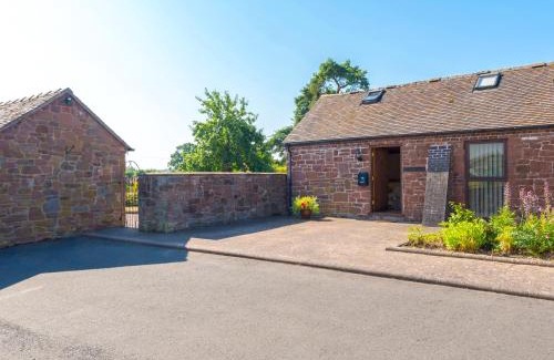 Eaton Mascott House | Discover Parrs Meadow Cottage: Child-Friendly Getaway