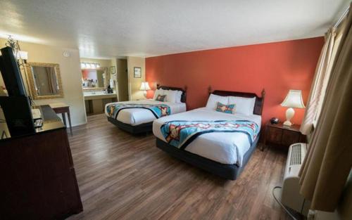 Kanab Cabin | Indulge at Parry Lodge: Pet-Friendly with Ocean Views