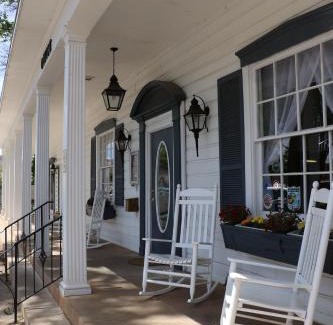 Kanab Cabin | Indulge at Parry Lodge: Pet-Friendly with Ocean Views
