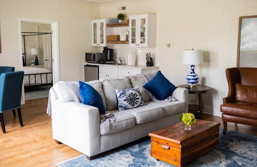 Clarkston Condo | Millpond Inn: Guest Rated 10/10 with Kitchen & Breakfast