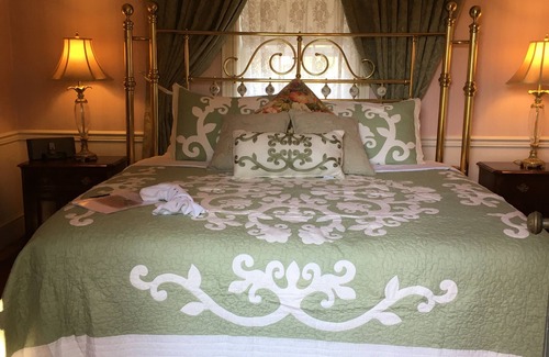 St. Michaels Bed & Breakfast | Discover Parsonage Inn: Top-Rated Stay with Pool & Spa