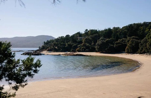 Freycinet House | Parsons Cove Beach House: Ocean View with Private Beach Access