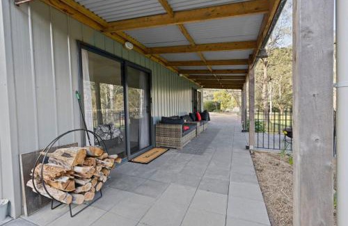 Dargo House | Pet-Friendly Getaway at Parsons Flat River Barn, 10/10 Rated