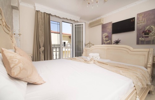 Olymbiaki Akti Hotel | Artistic Escape at Parthenon Art Hotel with Family Amenities