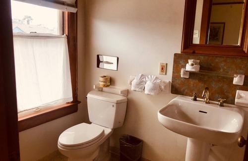 Pacific Grove Hotel | Stunning Partial Ocean View with King Bedroom & Kitchen
