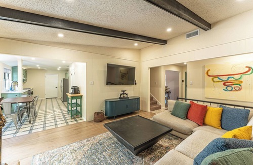 Barton Hills House | Party Pad! Sleeps 18, Arcade, Turf Sport Court, Stock Tank Pool, Heart of ATX!
