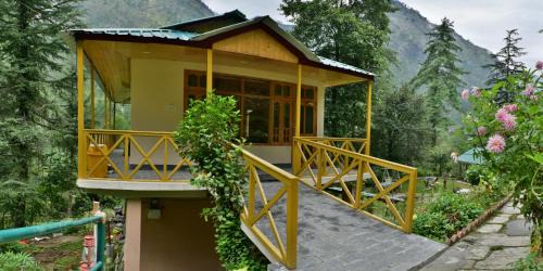 Kasol Bed & Breakfast | Tranquil Parvati Kuteer Riverside Resort: Pet Friendly Retreat