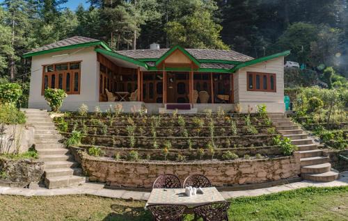 Kasol Bed & Breakfast | Tranquil Parvati Kuteer Riverside Resort: Pet Friendly Retreat