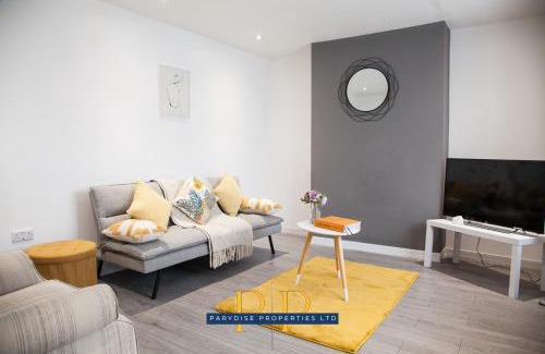 Newcastle-Under-Lyme Apartment | Ideal Stay at The Knutton House - Perfect for Business or Leisure
