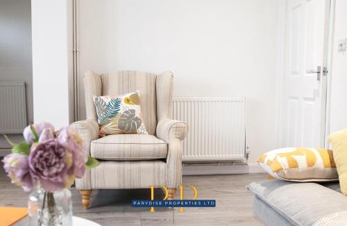 Newcastle-Under-Lyme Apartment | Ideal Stay at The Knutton House - Perfect for Business or Leisure