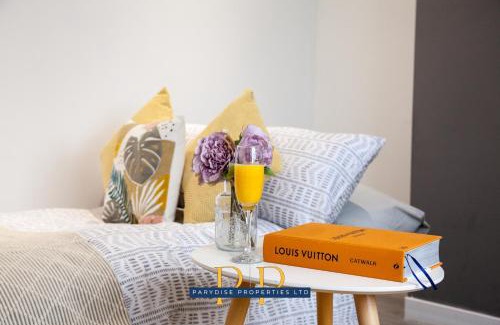 Newcastle-Under-Lyme Apartment | Ideal Stay at The Knutton House - Perfect for Business or Leisure