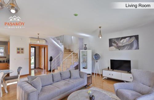 Side House | Relaxing Pasaköy Houses with Oceanfront Amenities