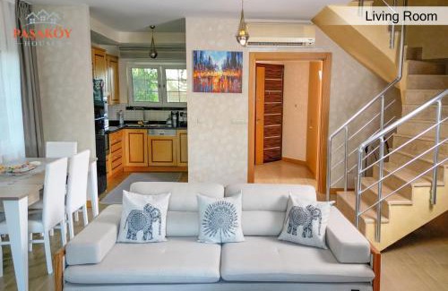 Side House | Relaxing Pasaköy Houses with Oceanfront Amenities