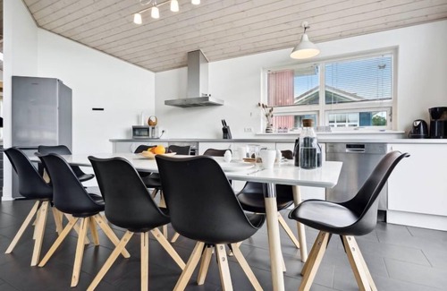Kettingskov House | Cozy "Pascal": Oceanfront Retreat Near the Beach