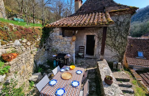 Saint-Cirq-Lapopie Cottage | Pascaline Cottage: Ocean View Retreat with Spa & Breakfast
