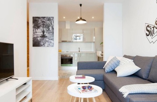 L'Antiga Esquerra de l'Eixample Apartment | Spacious Eixample 4-Bed Apartment with Spa & Breakfast