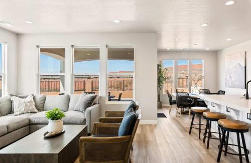 Washington House | Elegant Paseos Poolhouse: Family-Friendly with Hot Tub