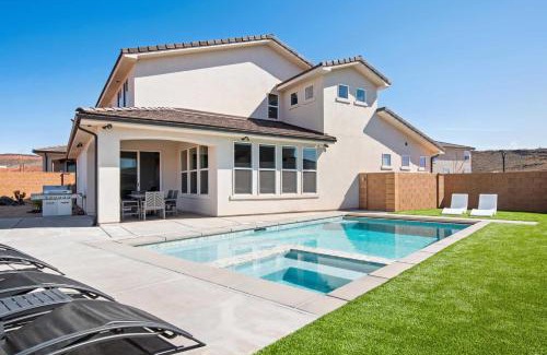 Washington House | Elegant Paseos Poolhouse: Family-Friendly with Hot Tub