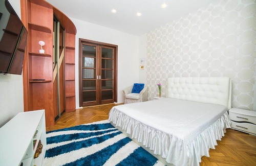 Minsk City Centre Apartment | Highly Rated Pashukevich Apartment with Breakfast Included