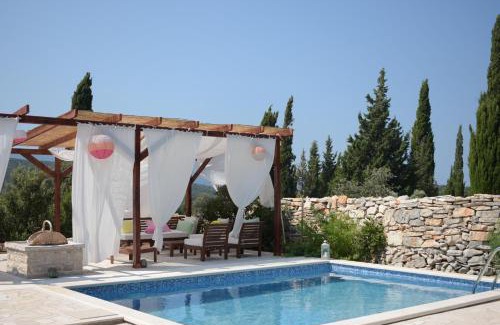 Loviste House | Exceptional Pasika: Pet-Friendly Hotel with Ocean Views