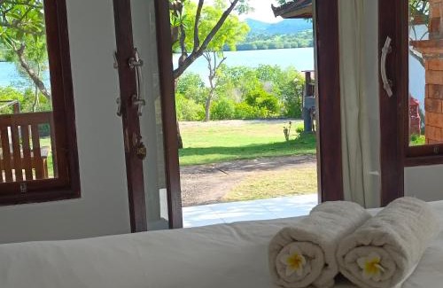 Pejarakan Cabin | Beachfront Pasir Putih Cottage - Pet Friendly Oasis