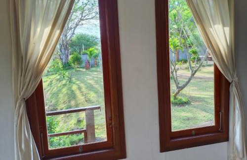 Pejarakan Cabin | Beachfront Pasir Putih Cottage - Pet Friendly Oasis