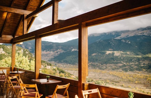 Feneos Ski Chalet | Inviting Pasithea Mountain Chalet with Breakfast Included