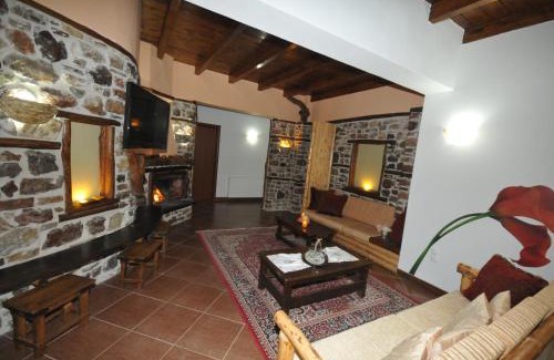 Karpenisi House | Discover Pasithei: Pet-Friendly with Hot Tub & Breakfast