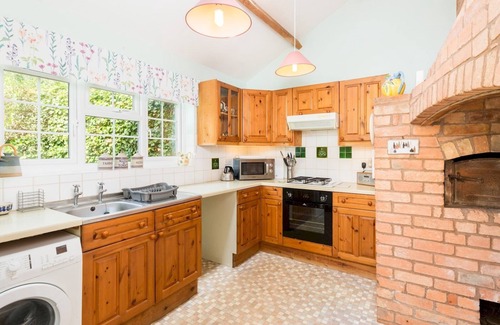Quedgeley House | Cozy 2-Bed Retreat in Alderminster with Pet-Friendly Options