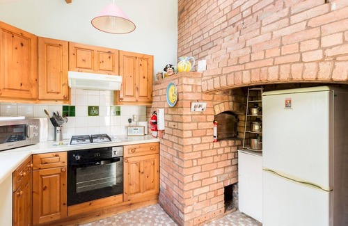 Quedgeley House | Cozy 2-Bed Retreat in Alderminster with Pet-Friendly Options
