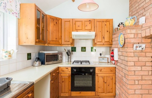 Quedgeley House | Cozy 2-Bed Retreat in Alderminster with Pet-Friendly Options