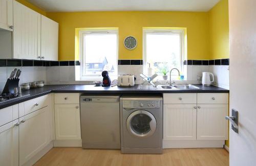Impington Apartment | Modern 1BR House with Child-Friendly Amenities, Rated 9/10