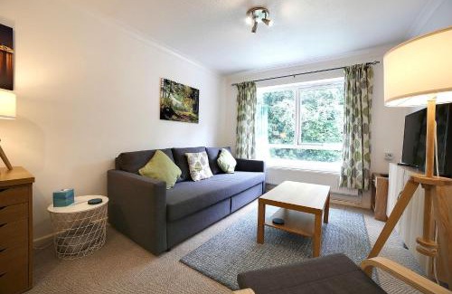 Impington Apartment | Modern 1BR House with Child-Friendly Amenities, Rated 9/10