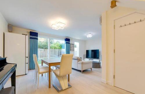 Trumpington House | Modern Townhouse with Parking Near Addenbrookes & Hot Tub