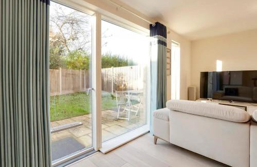 Trumpington House | Modern Townhouse with Parking Near Addenbrookes & Hot Tub