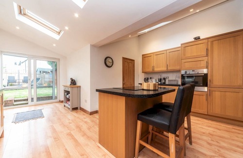 St. Mark's House | Pass the Keys | Bright Home with Free Parking & Breakfast