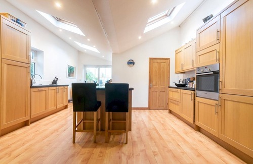 St. Mark's House | Pass the Keys | Bright Home with Free Parking & Breakfast
