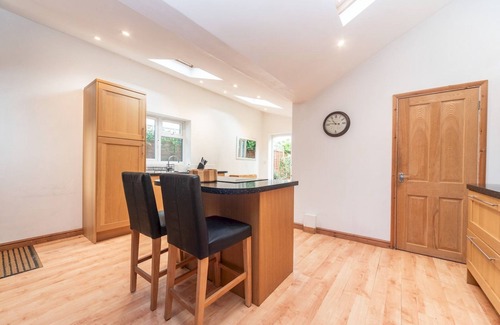 St. Mark's House | Pass the Keys | Bright Home with Free Parking & Breakfast