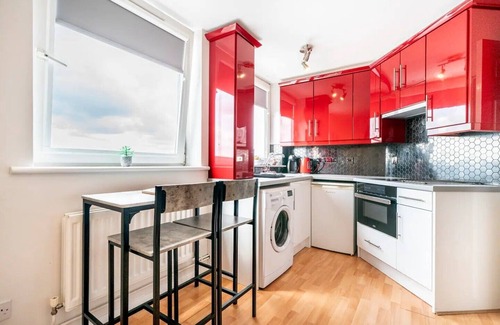 Queens Quarter Apartment | Guest Rated 10/10 | 1BD Flat with Great Views Near Attractions