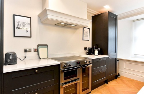 Butetown Apartment | Explore the Bay: Inviting 2 Bed Apartment with Parking