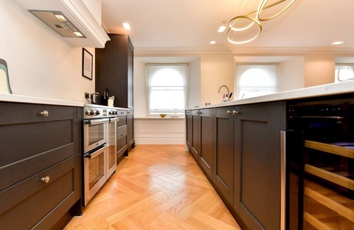 Butetown Apartment | Explore the Bay: Inviting 2 Bed Apartment with Parking