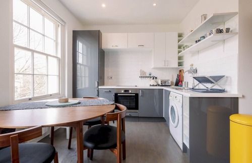 Vassall Apartment | Elegant Georgian Flat Near Oval with Family-Friendly Amenities