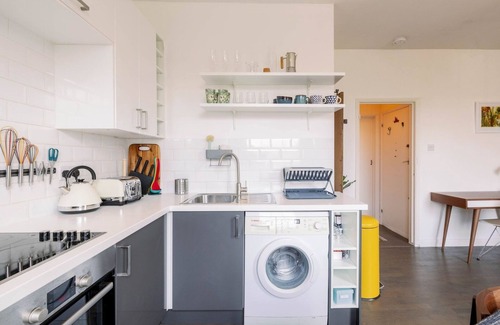 Vassall Apartment | Elegant Georgian Flat Near Oval with Family-Friendly Amenities