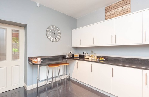 Adel House | Scenic Family Retreat in Leeds with Breakfast & Kitchen