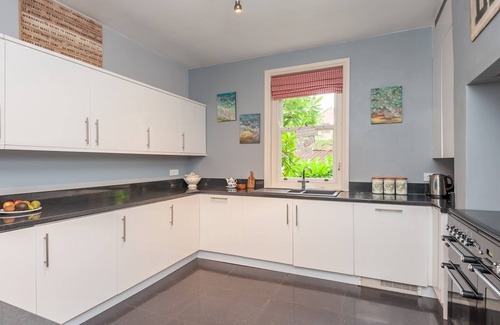 Adel House | Scenic Family Retreat in Leeds with Breakfast & Kitchen